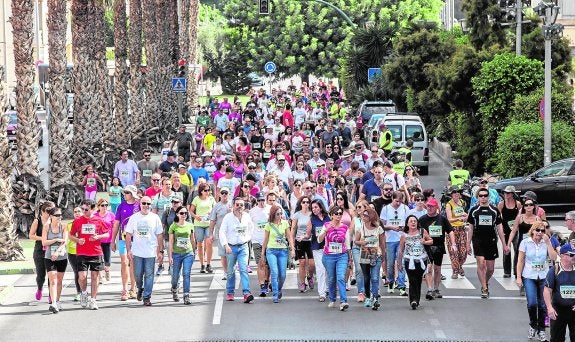 La cabecera de la marcha, con la presidenta de la Asamblea Regional, Rosa Peñalver, en el centro.