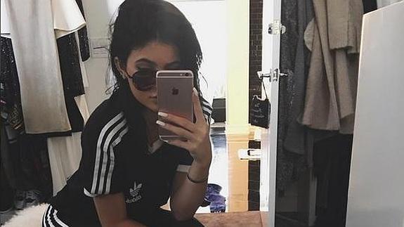 Kylie Jenner con su conjunto Adidas.