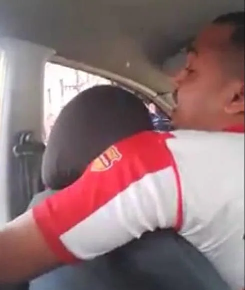 Un taxista deja en la mitad del camino a una pasajera y le exige que le pague lo mismo