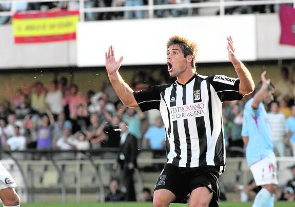 Quique De Lucas se queja al árbitro en un partido contra el Celta, en octubre de 2009, con la publicidad de Teatro Romano en la parte frontal de la camiseta. 