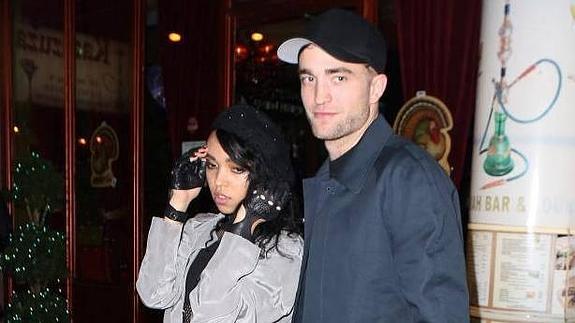 Robert Pattinson tiene una novia tradicional que quiere hijos