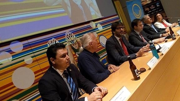 José Miguel Luengo, Kenneth Gasque, Manuel Fernández Delgado, Antonio González, Alonso Gómez y Obdulia Gómez en la presentación de la Ocean Lava. 