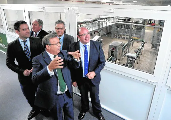 Patricio Valverde, director de Estrella de Levante, explica al presidente regional la nueva planta.