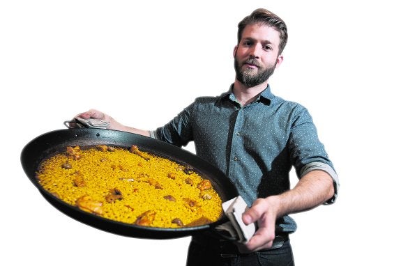 Roberto Amorós, con una de sus paellas.