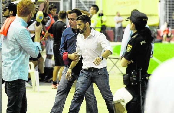 Víctor Fernández se marcha tras ser expulsado por el árbitro. :: nacho garcía / agm
