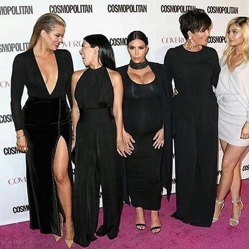 Las hermanas Kardashian-Jenner junto a la madre.