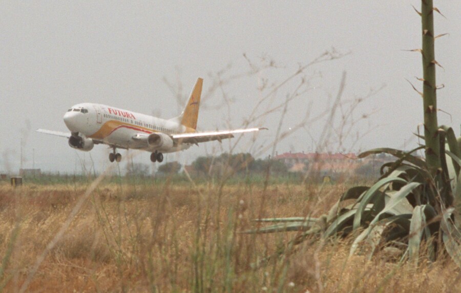 Avión aterrizando en el Aeropuerto de San Javier. 