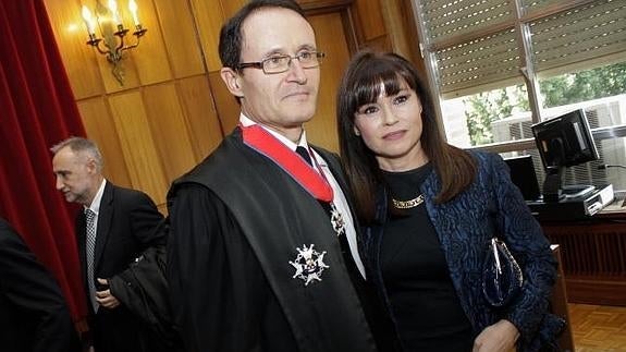 Díaz Manzanera, junto a su mujer tras recibir la cruz de San Raimundo de Peñafort. 