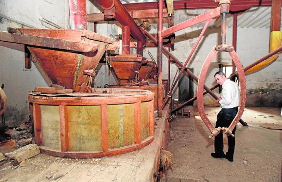 Marín Armero, en la sala de máquinas del molino de Cabezo de Torres, ayer. 