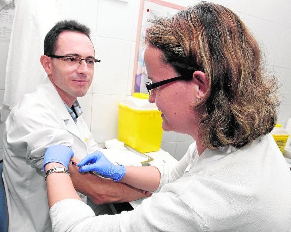 Un médico del centro de salud de San Andrés es vacunado por una enfermera el pasado año.