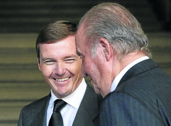 Pedro de Borbón y Don Juan Carlos en el funeral. 
