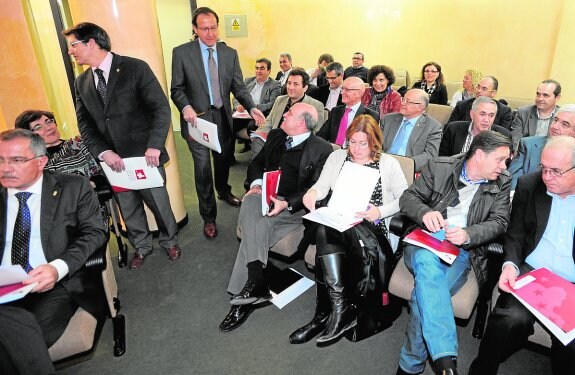 Los alcaldes, durante una asamblea de la Federación de Municipios en marzo de 2013. 