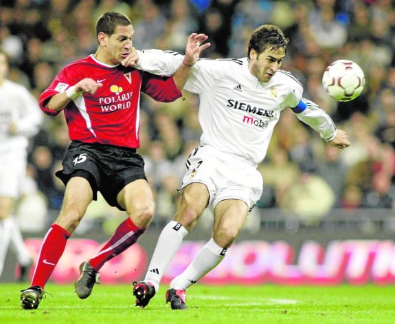 Acciari pugna con Raúl en un Real Madrid-Real Murcia disputado el 3 de enero de 2004. 