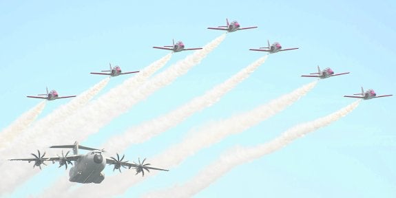 Los cazas de la Patrulla Águila surcan el cielo por encima del A400M Atlas, apodado 'Grizzly', que fue presentado ayer durante el espectáculo aéreo. 