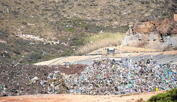 Medio Ambiente subraya la falta de control del vertedero durante años