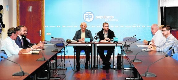 Alberto Garre presidió ayer tarde el Comité de Garantías del PP. El primero por la izquierda, Antonio Sánchez-Solís. 