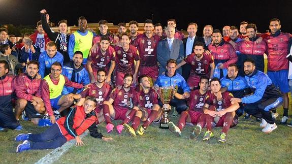 Foto de familia del Lorca Deportiva con el trofeo, este miércoles en Totana.