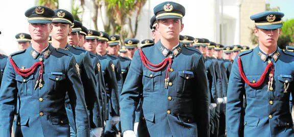 Los cadetes desfilan ante las autoridades en la Academia General Militar. 