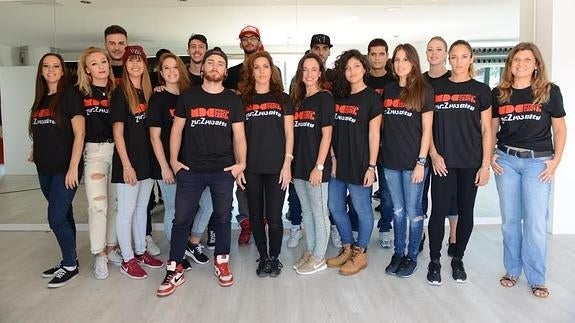 Foto de familia de los componentes de la academia. 