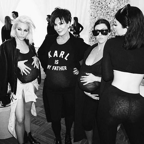 Kris y Kourtney Kardashian junto a Kylie Jenner.