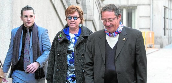 Raúl Pardo-Geijo Ruiz, Pilar Barreiro y José Pardo Geijo, al acudir al Supremo en marzo. 