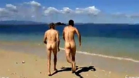 Jesús Calleja y Álex González se desnudan tras llegar a la Isla Sagrada