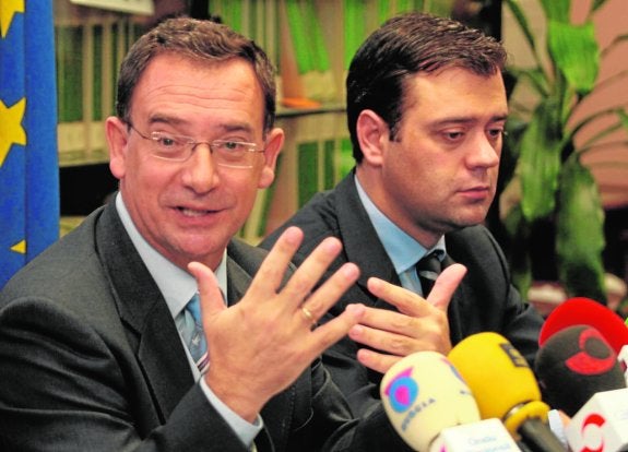 El actual alcalde de Yecla y diputado regional, Marcos Ortuño, a la derecha, en una imagen tomada en 2006 junto al entonces consejero de Obras Públicas, Joaquín Bascuñana.