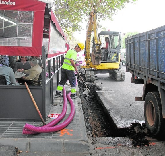 Trabajos para reubicar los semáforos, en Alfonso XIII. 