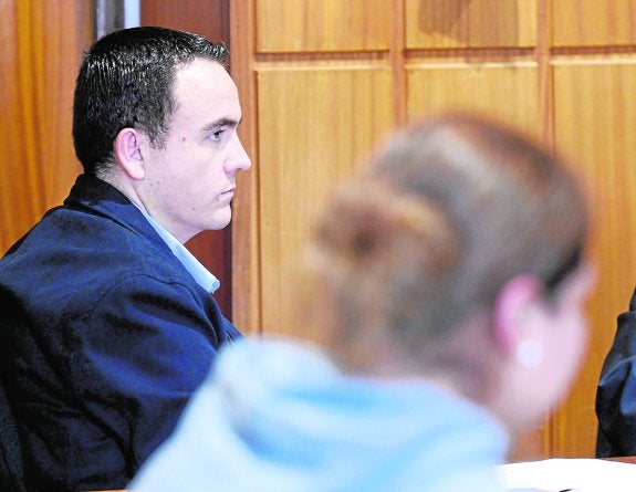 Salvador H.C., en el juicio ante la Audiencia. En primer plano, su amante, Fabiola M.B. 