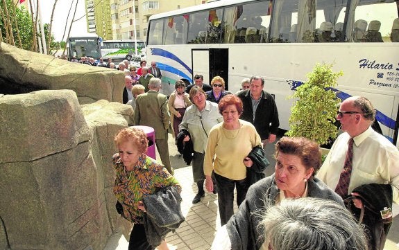 Un grupo de jubilados llegan a un hotel de La Manga, en una imagen de 2014. 