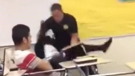 Un policía agrede a una estudiante y se convierte en viral