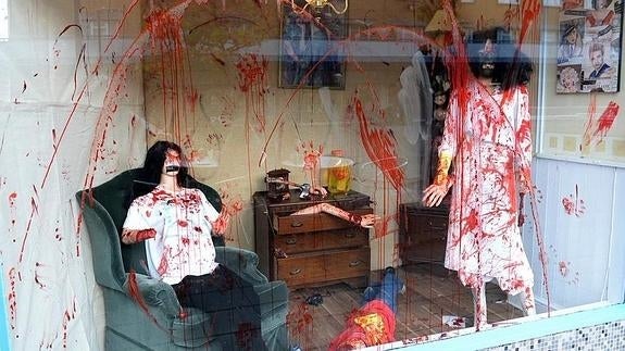 La siniestra escena del escaparate de este café de Inglaterra. 