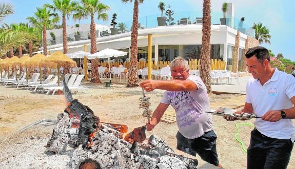 Asando sardinas junto al local Magia Beach, en la Veneziola de La Manga, el pasado verano. 