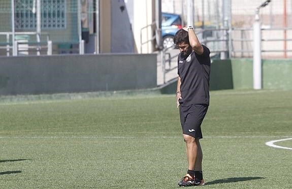 Víctor Fernández, pensativo, ayer en el campo de Nueva Cartagena. 