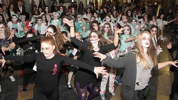 Decenas de jóvenes participaron en el ‘flashmob’, que llenó la Corredera.