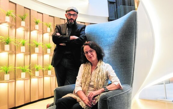 Los escritores Miguel Ángel Hernández-Navarro y Marta Sanz, finalista y ganadora del premio Herralde, ayer, en Barcelona. 