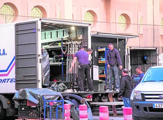 Operarios recogen el material de grabación de la película 'Megan Leavey', en el aparcamiento del Hospital del Rosell.