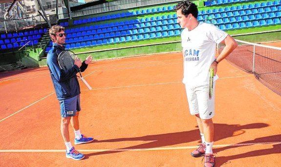 Juan Carlos Ferrero y Nicolás Almagro, ayer, en una pista del Murcia Club de Tenis. 