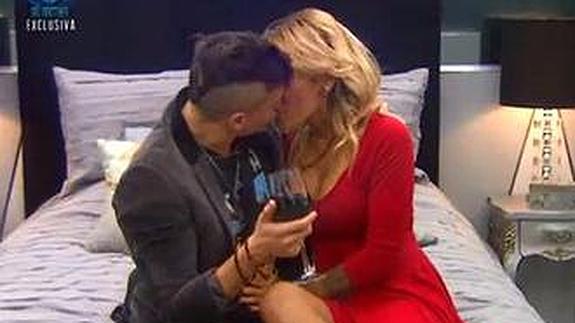 Gran Hermano: Paula pasa de los besos al 'edredoning' en México