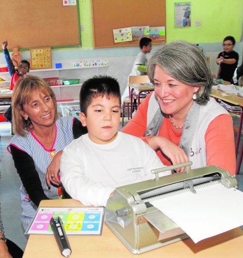 Bernarda Solá, Juan Antonio y Belén López en el aula de primaria del Mare Nostrum.