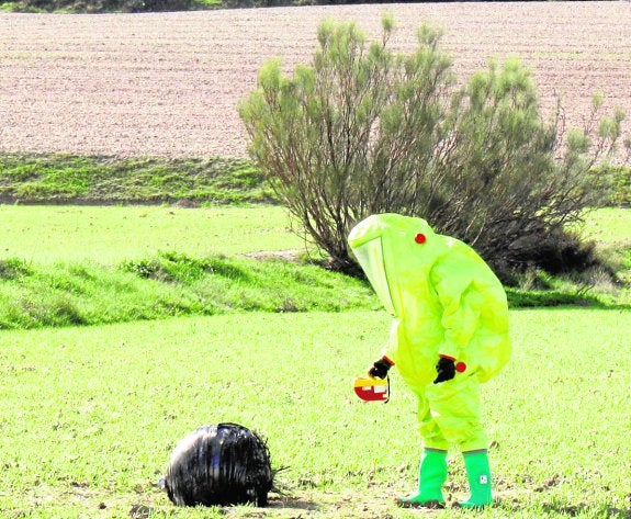 Un agente de la Benemérita, midiendo la radiación de la esfera en Los Llanos del Cagitán.