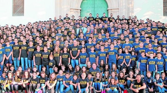 Equipos de la UCAM reunidos ayer para la ofrenda a la Patrona.