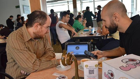 Antonio Albero y Manuel Jiménez, junto al premio que han ganado en una cafetería.