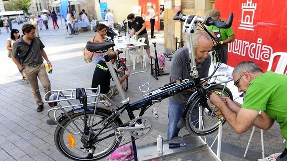 Chequeo de bicicletas en Murcia durante un taller en 2010.