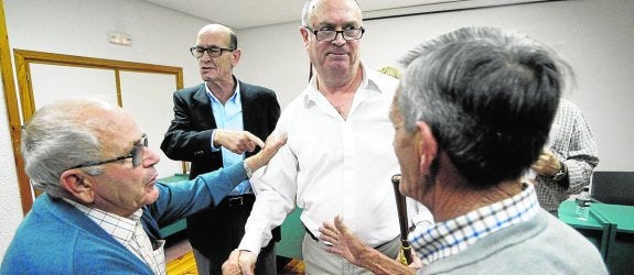 El socialista Jesús Pintado, de blanco, recibiendo los saludos de sus vecinos de San Ginés. 