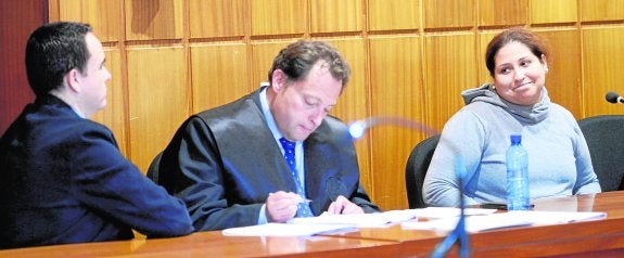 Fabiola dirige su mirada a Salvador, en la primera sesión del juicio por el asesinato del marido de aquella. 