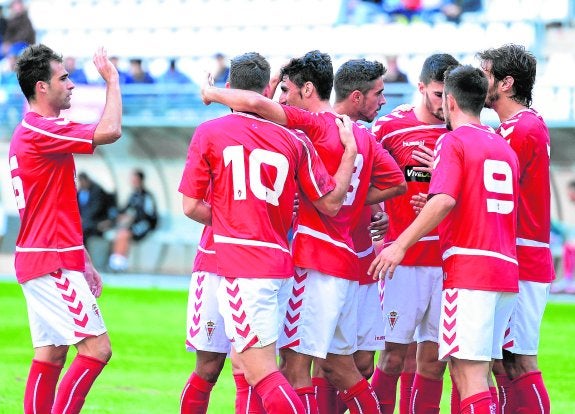 Los jugadores del Murcia celebran el gol ante el Almería B. 