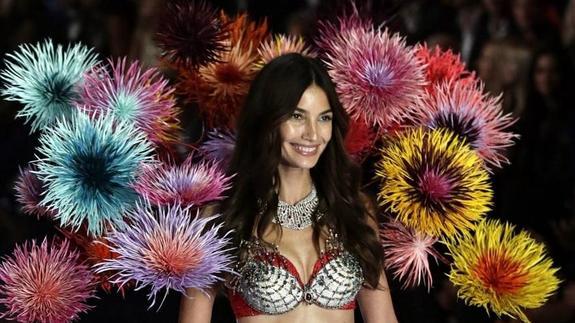 Lily Aldridge con la pieza valorada en dos millones de dólares.