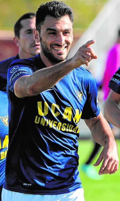Chavero, tras marcar un gol con el UCAM frente al Sevilla Atlético la pasada temporada. 