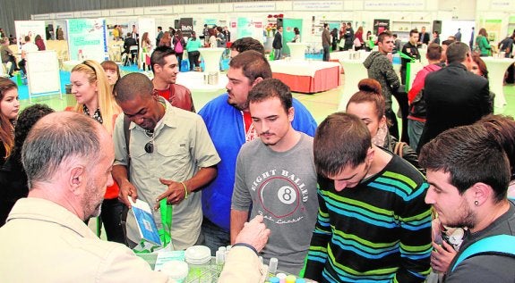 Jóvenes, ayer, en uno de los expositores.